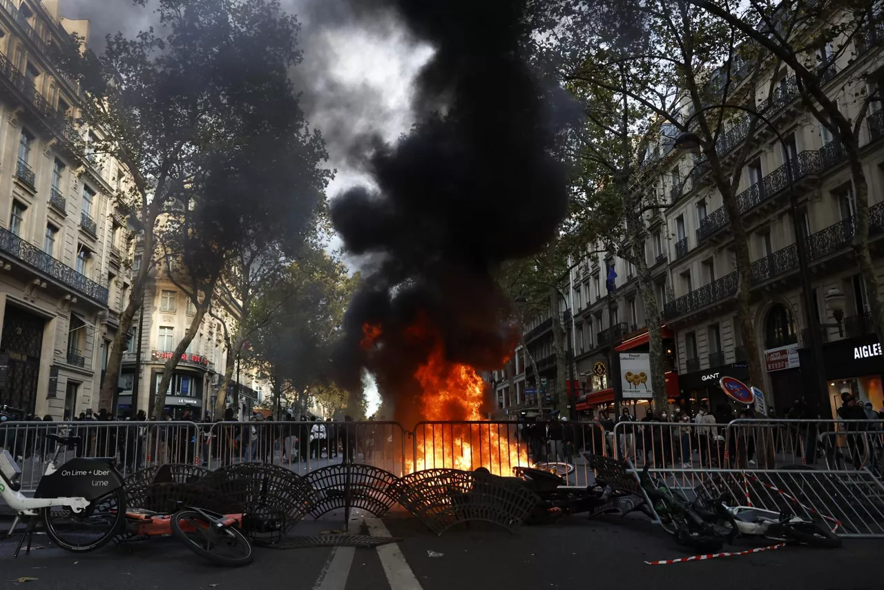 Paris (France), 17/10/2026.- A street barricade burns as protesters clash with police during a demonstration against rising living costs and cuts to public services in Paris, France, 17 October 2026. The nationwide mobilization brought together Yellow Vest (Gilets Jaunes) activists, high school and university students, trade unions and other groups protesting rising living costs, fuel prices and deteriorating public services, while demanding improvements in education and school conditions. (Protestas, Francia) EFE/EPA/MOHAMMED BADRA
