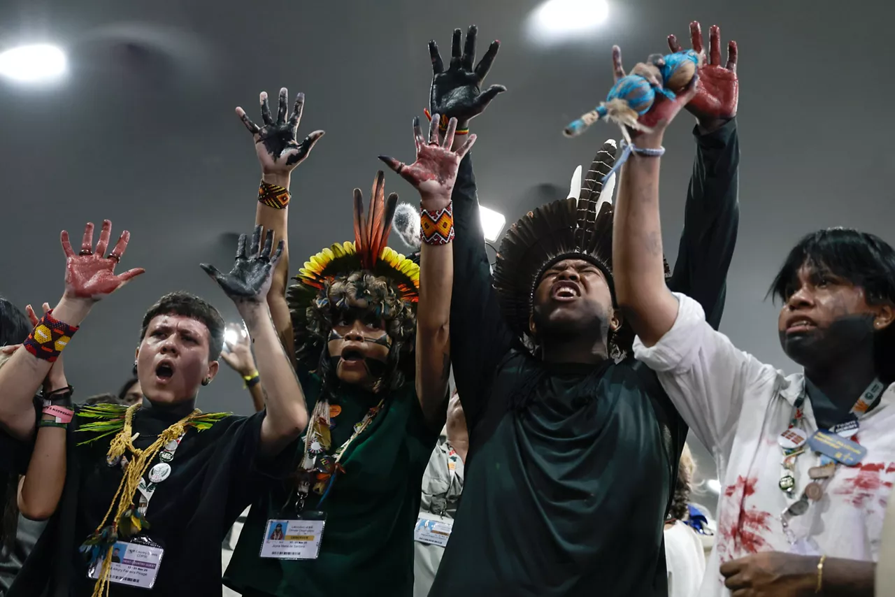 AME1287. BELÉM (BRASIL), 21/11/2025.- Indígenas se manifiestan este viernes, en la Zona Azul de la COP30 en Belém (Brasil). Indígenas de diversas etnias y nacionalidades se manifestaron para exigir la demarcación de tierras, el castigo por los crímenes contra los pueblos originarios y el respeto a sus derechos. EFE/Fraga Alves

