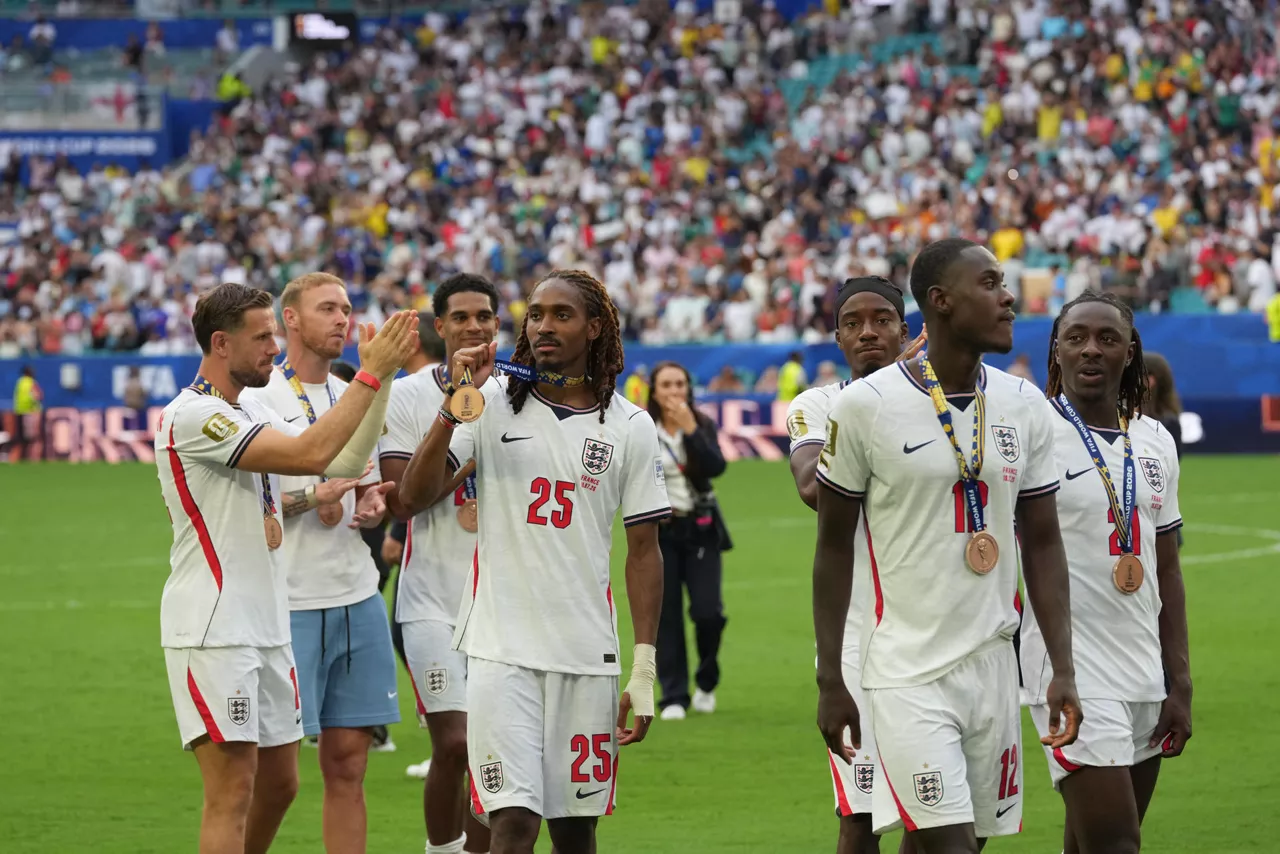 AME773. MIAMI (ESTADOS UNIDOS), 18/07/2026.- Jugadores de Inglaterra celebran luego de recibir la medalla por el tercer lugar este sábado, tras enfrentar a Francia en el Mundial de la FIFA 2026 en el estadio Hard Rock en Miami (Estados Unidos). EFE/ Alberto Boal
