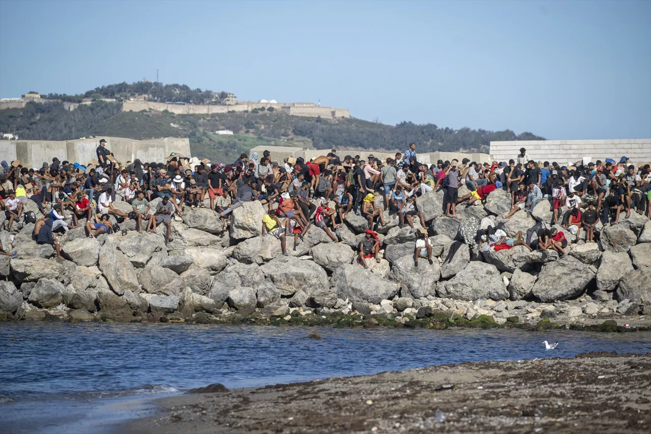 (Foto de ARCHIVO)

Varios inmigrantes en una playa, a 21 de agosto de 2026, en Ceuta (España). Ceuta sigue afrontando una grave crisis humanitaria después de la histórica entrada masiva de más de 70.000 migrantes a nado por el Tarajal durante los días 30 y 31 del pasado mes de julio. Aunque actualmente el despliegue policial y el refuerzo de la frontera por parte de las autoridades marroquíes han conseguido frenar las entradas, la ciudad autónoma sigue enfrentando una grave crisis humanitaria, sanitaria y de seguridad.



Marcos Moreno / Europa Press

21 AGOSTO 2026;PLAYA;TRAMPOLÍN;MIGRANTES;INMIGRANTES;

21/8/2026