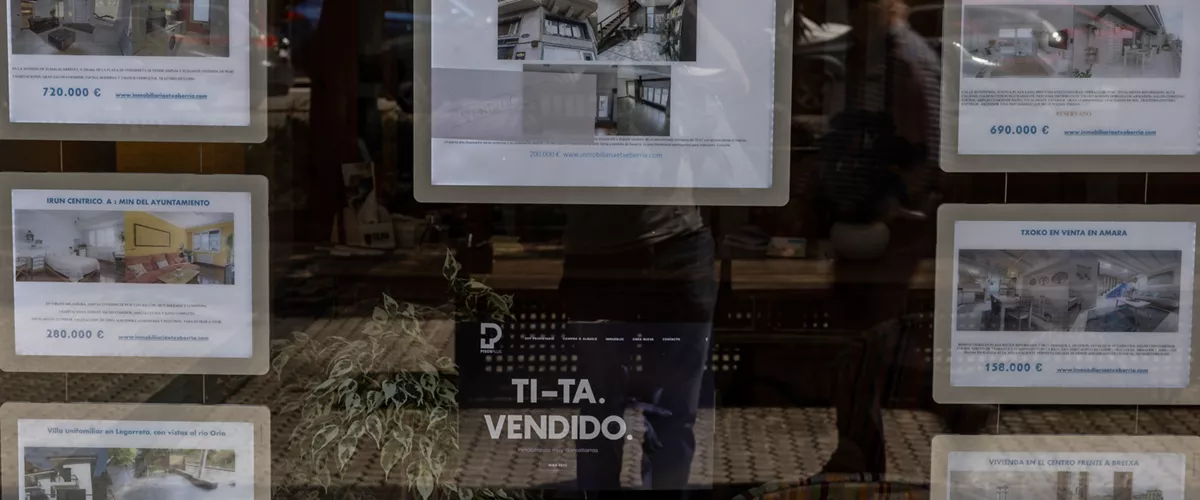 SAN SEBASTIÁN, 01/09/2025.- Vista del escaparate de una inmobiliaria en San Sebastián este lunes, en el que se ha publicado el informe sobre el mercado de la vivienda que ha presentado este lunes el Colegio Oficial de Agentes de la Propiedad Inmobiliaria (COAPI) de Gipuzkoa. El precio medio por metro cuadrado de la vivienda en San Sebastián ha vuelto a alcanzar un nuevo máximo histórico el segundo trimestre de este año al situarse en 5.869 euros, lo que supone un incremento del 0,8 % respecto al trimestre anterior y del 5,7 % interanual. EFE/Javier Etxezarreta
