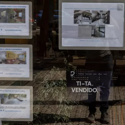 SAN SEBASTIÁN, 01/09/2025.- Vista del escaparate de una inmobiliaria en San Sebastián este lunes, en el que se ha publicado el informe sobre el mercado de la vivienda que ha presentado este lunes el Colegio Oficial de Agentes de la Propiedad Inmobiliaria (COAPI) de Gipuzkoa. El precio medio por metro cuadrado de la vivienda en San Sebastián ha vuelto a alcanzar un nuevo máximo histórico el segundo trimestre de este año al situarse en 5.869 euros, lo que supone un incremento del 0,8 % respecto al trimestre anterior y del 5,7 % interanual. EFE/Javier Etxezarreta

