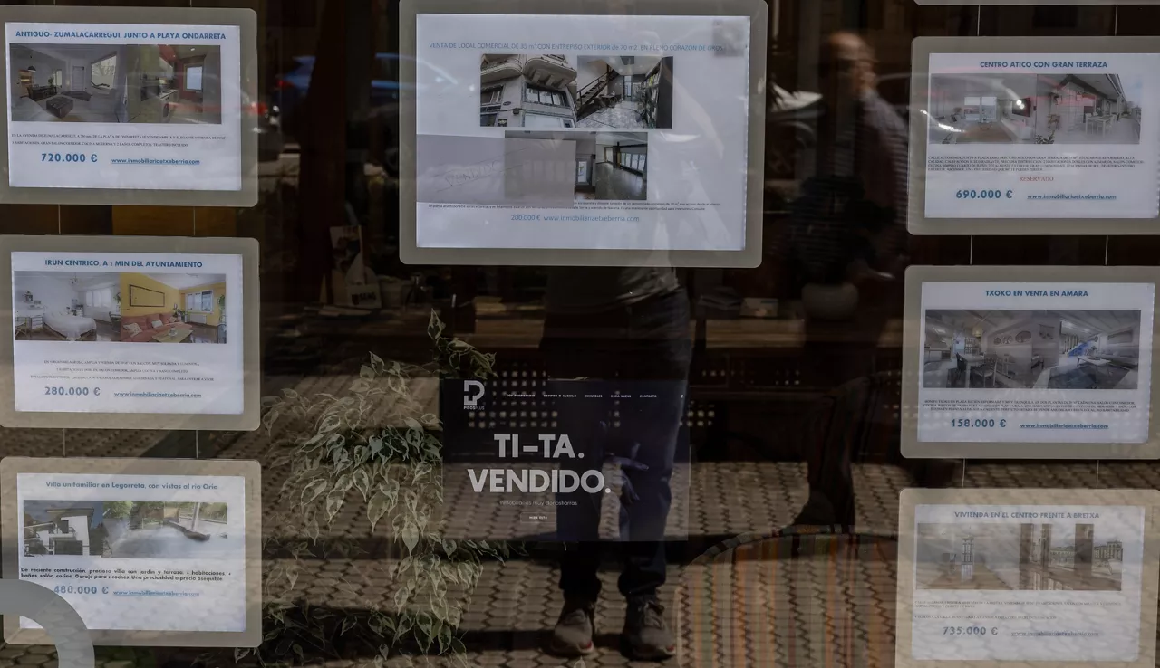 SAN SEBASTIÁN, 01/09/2025.- Vista del escaparate de una inmobiliaria en San Sebastián este lunes, en el que se ha publicado el informe sobre el mercado de la vivienda que ha presentado este lunes el Colegio Oficial de Agentes de la Propiedad Inmobiliaria (COAPI) de Gipuzkoa. El precio medio por metro cuadrado de la vivienda en San Sebastián ha vuelto a alcanzar un nuevo máximo histórico el segundo trimestre de este año al situarse en 5.869 euros, lo que supone un incremento del 0,8 % respecto al trimestre anterior y del 5,7 % interanual. EFE/Javier Etxezarreta
