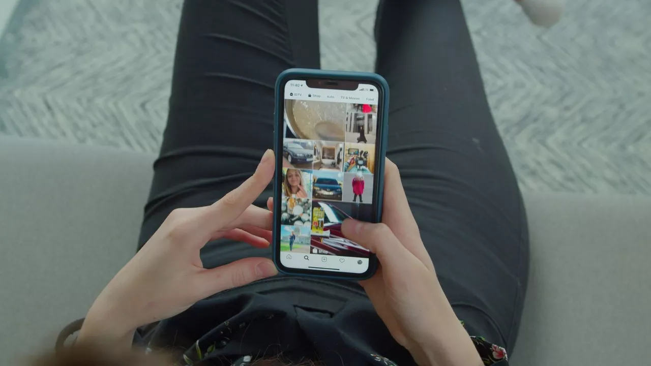 Un usuario con el movil en Instagram