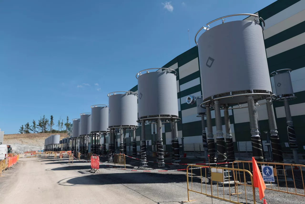 GATIKA (BIZKAIA), 21/09/2026.-Transformadores en construcción de la interconexión eléctrica entre España y Francia por el Golfo de Bizkaia alcanza el 70 % de ejecución y entrará en servicio a finales de 2027 o principios de 2028, según ha informado este lunes el consejero delegado de Redeia, Roberto García, durante una visita a las obras en Gatika. EFE/Luis Tejido
