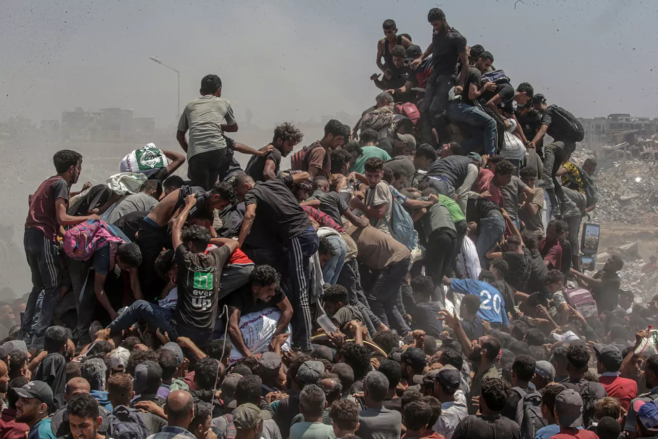 Title: Aid Emergency in Gaza

Credit: © Saber Nuraldin, EPA Images

Caption: Palestinians climb onto an aid truck as it enters the Gaza Strip via the Zikim Crossing in an attempt to get flour, during what the Israeli military called a “tactical suspension” in operations to allow humanitarian aid through. 27 July 2025.

Story: In 2025, famine took hold amid what a UN Commission has concluded is a genocide in Gaza, which Israel disputes. Israeli authorities imposed a complete aid blockade in March, a tactic described by humanitarian organizations as the weaponization of starvation. The UN reports that between 27 May and 31 July at least 1,373 Palestinians seeking food were killed at or near aid distribution sites. Despite a ceasefire agreement in October, more than 75% of the population still face hunger and malnutrition. The photographer was born in Gaza and has documented life there since 1997.
