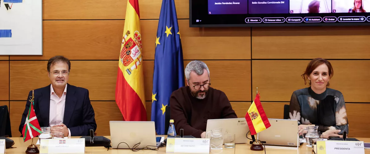 MADRID, 23/10/2026.- La ministra de Sanidad, Mónica García (d), preside el pleno del Consejo Interterritorial del Sistema Nacional de Salud celebrado este viernes en Madrid. EFE/ Chema Moya
