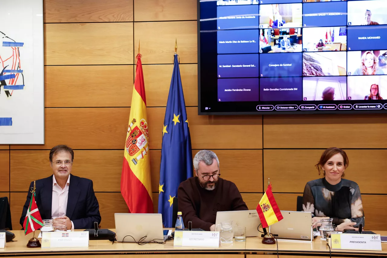 MADRID, 23/10/2026.- La ministra de Sanidad, Mónica García (d), preside el pleno del Consejo Interterritorial del Sistema Nacional de Salud celebrado este viernes en Madrid. EFE/ Chema Moya
