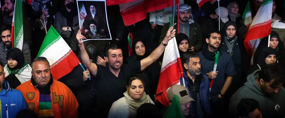 TEHRAN (IRAN(Islamic Republic Of)), 08/04/2026.- Iranians wave flags during a demonstration following the announcement of a two-week ceasefire at Enghelab Square in Tehran, Iran, 08 April 2026. Iran and the USA agreed to the two-week truce to halt military operations and keep the Strait of Hormuz open for oil and gas shipments, with formal peace talks set to begin in Islamabad on 10 April. (Teherán) EFE/EPA/ABEDIN TAHERKENAREH
