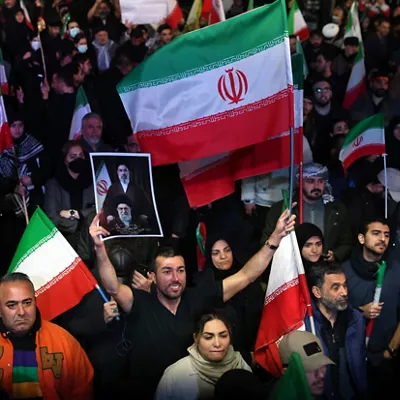 TEHRAN (IRAN(Islamic Republic Of)), 08/04/2026.- Iranians wave flags during a demonstration following the announcement of a two-week ceasefire at Enghelab Square in Tehran, Iran, 08 April 2026. Iran and the USA agreed to the two-week truce to halt military operations and keep the Strait of Hormuz open for oil and gas shipments, with formal peace talks set to begin in Islamabad on 10 April. (Teherán) EFE/EPA/ABEDIN TAHERKENAREH
