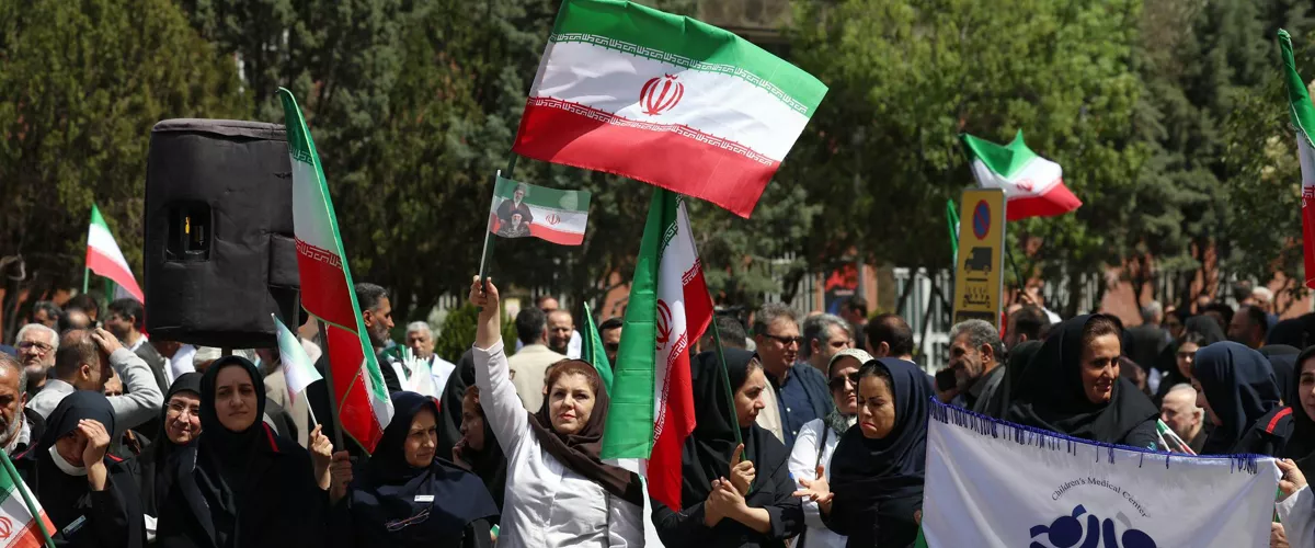 TEHRAN (IRAN(Islamic Republic Of)), 06/04/2026.- Members of Iranian healthcare personnel holding Iranian flags take part in a protest against US-Israeli attacks on healthcare facilities at Imam Khomeini Hospital in Tehran, Iran, 06 April 2026. A joint Israeli and US military operation, launched on 28 February, continues to target multiple locations across Iran. (Protestas, Teherán) EFE/EPA/ABEDIN TAHERKENAREH
