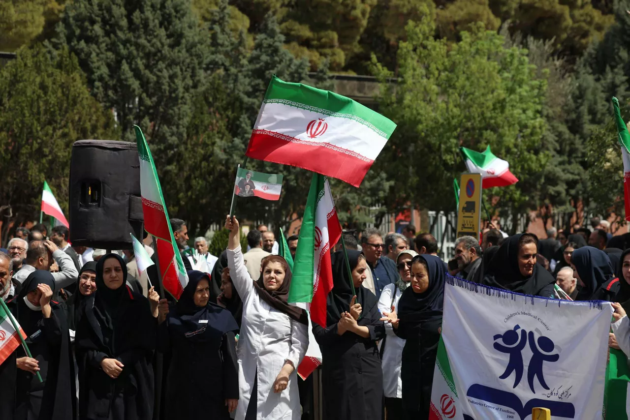 TEHRAN (IRAN(Islamic Republic Of)), 06/04/2026.- Members of Iranian healthcare personnel holding Iranian flags take part in a protest against US-Israeli attacks on healthcare facilities at Imam Khomeini Hospital in Tehran, Iran, 06 April 2026. A joint Israeli and US military operation, launched on 28 February, continues to target multiple locations across Iran. (Protestas, Teherán) EFE/EPA/ABEDIN TAHERKENAREH
