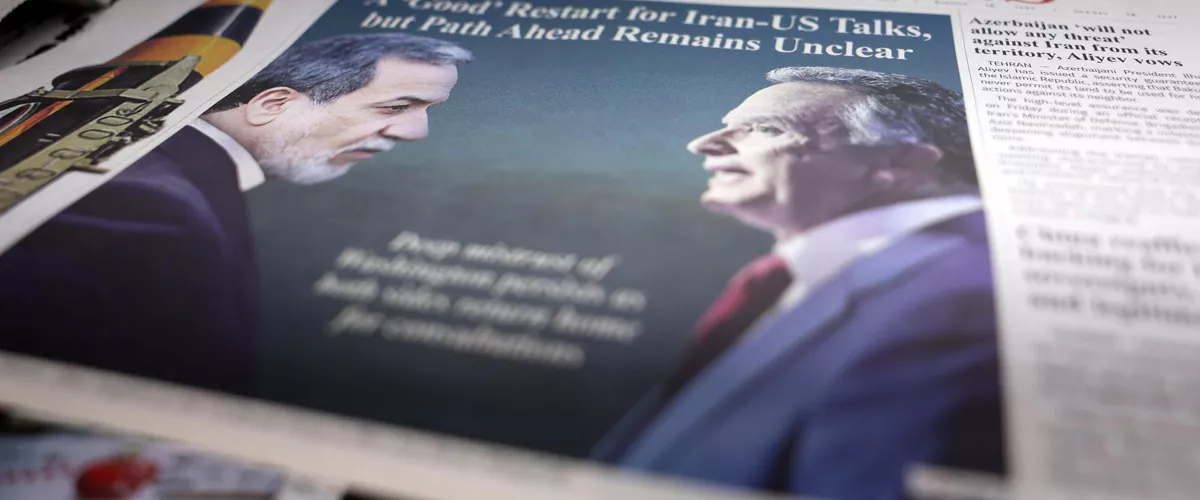 TEHRAN (IRAN(Islamic Republic Of)), 07/02/2026.- A copy of Iranian daily newspaper Tehran Times carrying picture of Iranian foreign minister Abbas Araghchi and USA special envoy Steve Witkoff is on display outside a kiosk in Tehran, Iran, 07 February 2026. Iranian foreign minister Abbas Araghchi called the negotiations with the USA positive and said both side agreed to continue the negotiations. (Teherán) EFE/EPA/ABEDIN TAHERKENAREH
