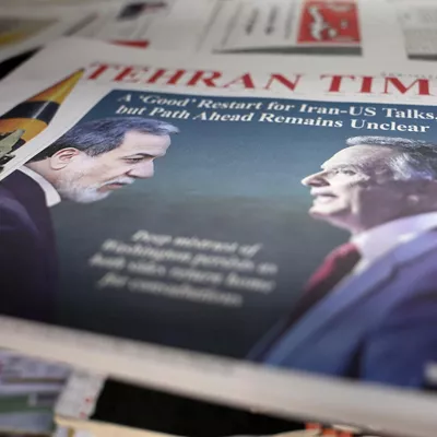 TEHRAN (IRAN(Islamic Republic Of)), 07/02/2026.- A copy of Iranian daily newspaper Tehran Times carrying picture of Iranian foreign minister Abbas Araghchi and USA special envoy Steve Witkoff is on display outside a kiosk in Tehran, Iran, 07 February 2026. Iranian foreign minister Abbas Araghchi called the negotiations with the USA positive and said both side agreed to continue the negotiations. (Teherán) EFE/EPA/ABEDIN TAHERKENAREH
