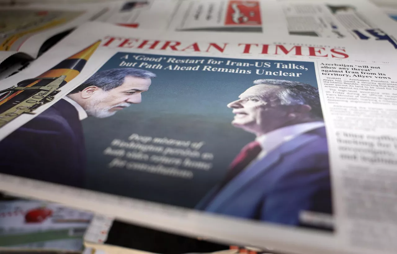 TEHRAN (IRAN(Islamic Republic Of)), 07/02/2026.- A copy of Iranian daily newspaper Tehran Times carrying picture of Iranian foreign minister Abbas Araghchi and USA special envoy Steve Witkoff is on display outside a kiosk in Tehran, Iran, 07 February 2026. Iranian foreign minister Abbas Araghchi called the negotiations with the USA positive and said both side agreed to continue the negotiations. (Teherán) EFE/EPA/ABEDIN TAHERKENAREH
