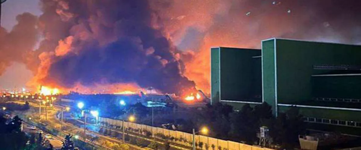 AME1325. BOGOTÁ (COLOMBIA), 06/03/2026.- Fotografía tomada a través de rastreo de redes de una columna de humo tras un ataque por parte de EE.UU e Israel al Aeropuerto Internacional Mehrabad en Teherán (Irán). El Aeropuerto sufrió un aparatoso incendio según afirmaron medios locales este sábado, tras la ronda más reciente de ataques del Ejército de Israel contra la capital de Irán. EFE/ Rastreo de Redes /SOLO USO EDITORIAL/ SOLO DISPONIBLE PARA ILUSTRAR LA NOTICIA QUE ACOMPAÑA (CRÉDITO OBLIGATORIO)
