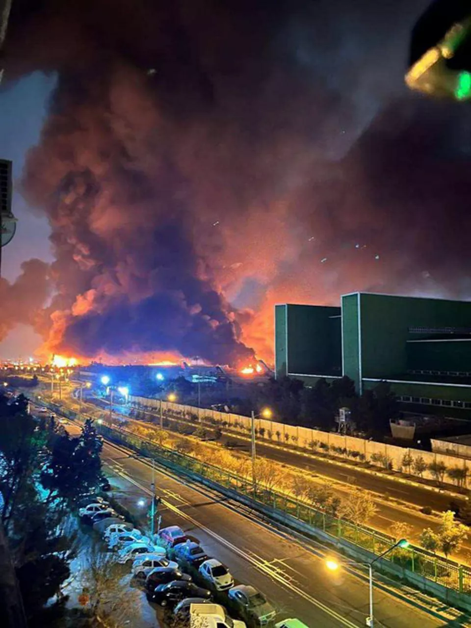 AME1325. BOGOTÁ (COLOMBIA), 06/03/2026.- Fotografía tomada a través de rastreo de redes de una columna de humo tras un ataque por parte de EE.UU e Israel al Aeropuerto Internacional Mehrabad en Teherán (Irán). El Aeropuerto sufrió un aparatoso incendio según afirmaron medios locales este sábado, tras la ronda más reciente de ataques del Ejército de Israel contra la capital de Irán. EFE/ Rastreo de Redes /SOLO USO EDITORIAL/ SOLO DISPONIBLE PARA ILUSTRAR LA NOTICIA QUE ACOMPAÑA (CRÉDITO OBLIGATORIO)
