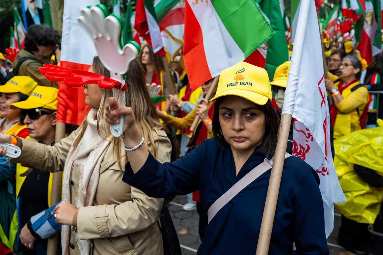 NEW YORK (United States), 22/09/2026.- Demonstrators during a 'Free Iran' protest outside the United Nations in New York, New York, USA, 22 September 2026. (Protestas, Nueva York) EFE/EPA/MADISON SWART
