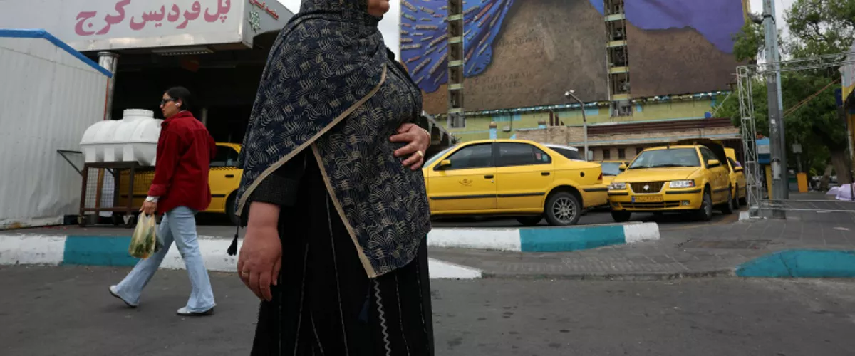 TEHRAN (IRAN(Islamic Republic Of)), 19/04/2026.- Iranians walk past a large-scale billboard referring to the Strait of Hormuz and reading in Persian, “Forever on Iran’s hand,” in a square in Tehran, Iran, 19 April 2026. Tensions between the United States and Iran continue as the Strait of Hormuz remains blocked. (Estados Unidos, Teherán) EFE/EPA/ABEDIN TAHERKENAREH
