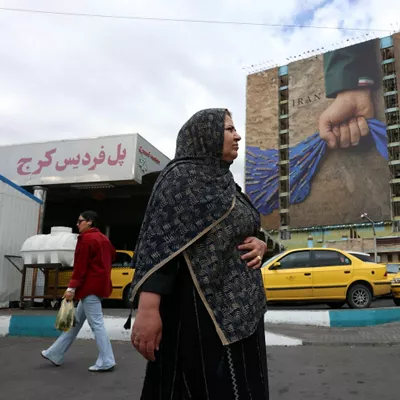 TEHRAN (IRAN(Islamic Republic Of)), 19/04/2026.- Iranians walk past a large-scale billboard referring to the Strait of Hormuz and reading in Persian, “Forever on Iran’s hand,” in a square in Tehran, Iran, 19 April 2026. Tensions between the United States and Iran continue as the Strait of Hormuz remains blocked. (Estados Unidos, Teherán) EFE/EPA/ABEDIN TAHERKENAREH

