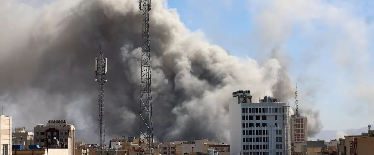 TEHRAN (IRAN(Islamic Republic Of)), 01/03/2026.- Smoke rises in central Tehran after an Israeli attack in Iran, 01 March 2026. A joint Israeli and US military operation continues on its second day after targeting multiple locations across Iran in the early hours of 28 February 2026, with Iran later launching retaliatory attacks. (Teherán) EFE/EPA/ABEDIN TAHERKENAREH
