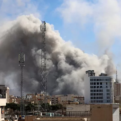 TEHRAN (IRAN(Islamic Republic Of)), 01/03/2026.- Smoke rises in central Tehran after an Israeli attack in Iran, 01 March 2026. A joint Israeli and US military operation continues on its second day after targeting multiple locations across Iran in the early hours of 28 February 2026, with Iran later launching retaliatory attacks. (Teherán) EFE/EPA/ABEDIN TAHERKENAREH
