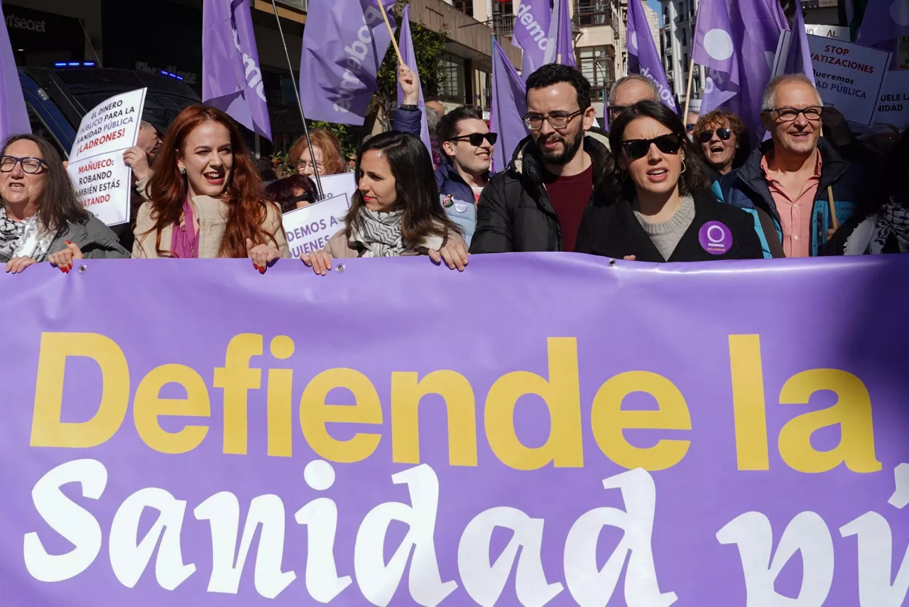Montero, junto a Ione Belarra, en la manifestación de Valladolid. EFE