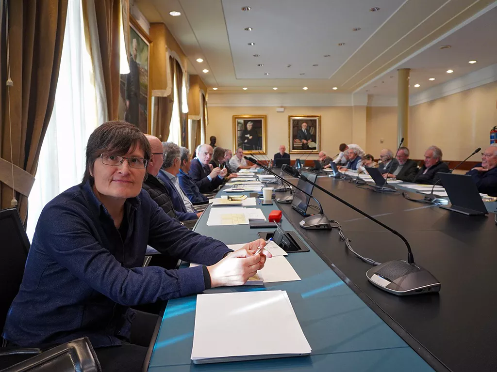 Irene Arrarats euskaltzain oso berria, Euskaltzaindiaren Osoko Bilkuran					