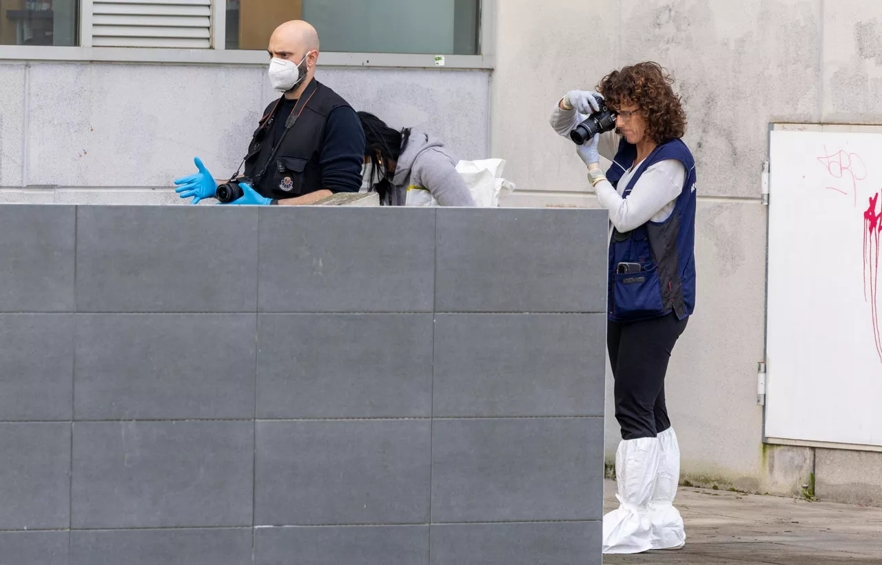 Agentes de la Ertzaintza y una médico forense trabajan en la zona del incendio