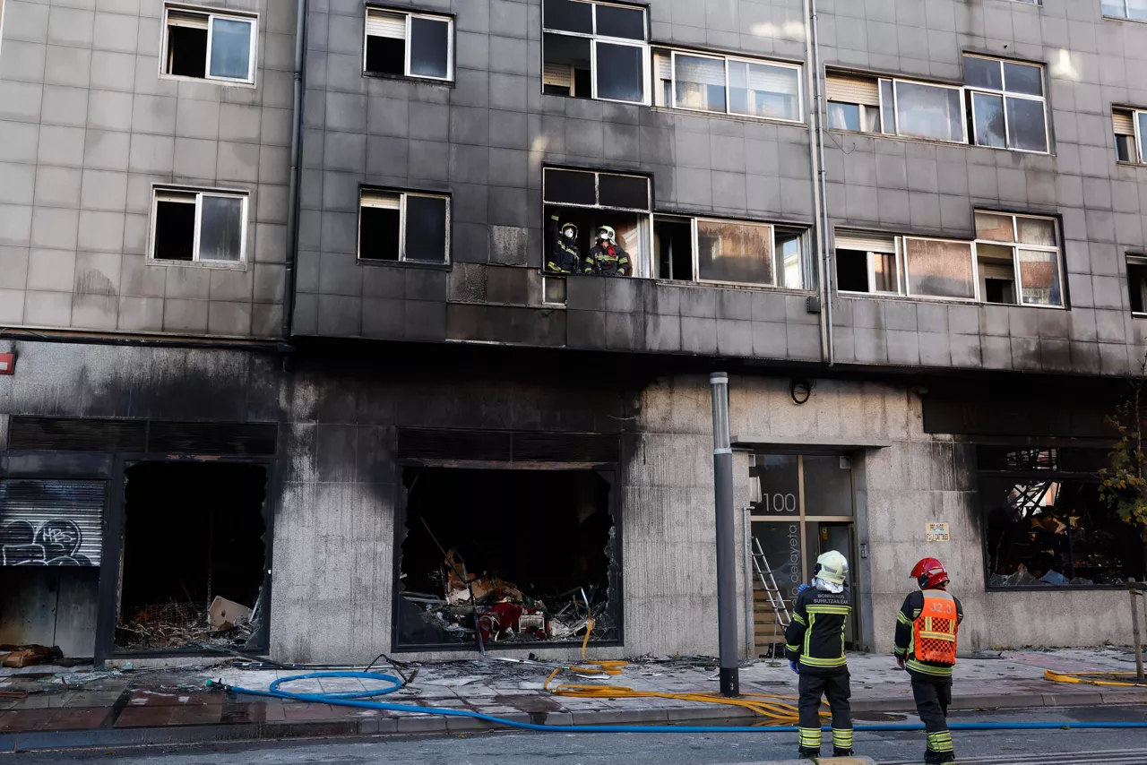 GRAFCAV7074. PAMPLONA, 27/11/2025.- El incendio declarado este miércoles en un bazar del pamplonés barrio de Rochapea que obligó a desalojar cuatro edificios se encuentra ya controlado, si bien continúan en la zona efectivos de bomberos evaluando el estado de las viviendas para determinar si los vecinos pueden regresar a ellas. Los vecinos desalojados a consecuencia del incendio declarado este miércoles en un bazar de la avenida Marcelo Celayeta de Pamplona podrían ir volviendo poco a poco a sus viviendas a lo largo del día. Mientras los bomberos continúan con las labores de extinción del fuego, centrados en puntos calientes en el interior del bazar, la evolución favorable de estas tareas ha permitido reducir la zona acordonada. EFE/ Jesús Diges
