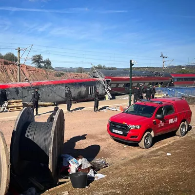 ADAMUZ (ESPAÑA), 19/01/2026.- Vista del tren Iryo que descarriló ayer e impactó contra un Alvia, dejando al menos 39 víctimas mortales. El presidente de Renfe, Álvaro Fernández Heredia, ha advertido este lunes de que las razones del accidente ferroviario tardarán días en conocerse, aunque ha alejado la posibilidad de que se haya debido a un exceso de velocidad o un fallo humano. EFE/SOLO USO EDITORIAL/SOLO DISPONIBLE PARA ILUSTRAR LA NOTICIA QUE ACOMPAÑA (CRÉDITO OBLIGATORIO)
