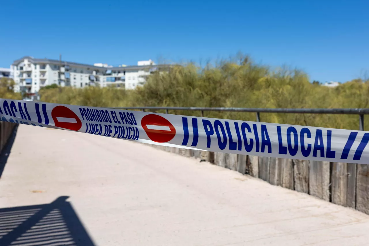 ISLA CRISTINA (HUELVA), 28/08/2026.- Una mujer de 47 años ha sido asesinada presuntamente por su pareja, un hombre de 60 años que ha sido detenido por la Guardia Civil en Isla Cristina (Huelva), según han informado a EFE fuentes de la investigación. Los agentes han encontrado el cuerpo de la víctima, que presentaba múltiples heridas de arma blanca, en la playa Punta del Caimán, de la citada localidad onubense, según las fuentes consultadas. EFE/Alberto Díaz
