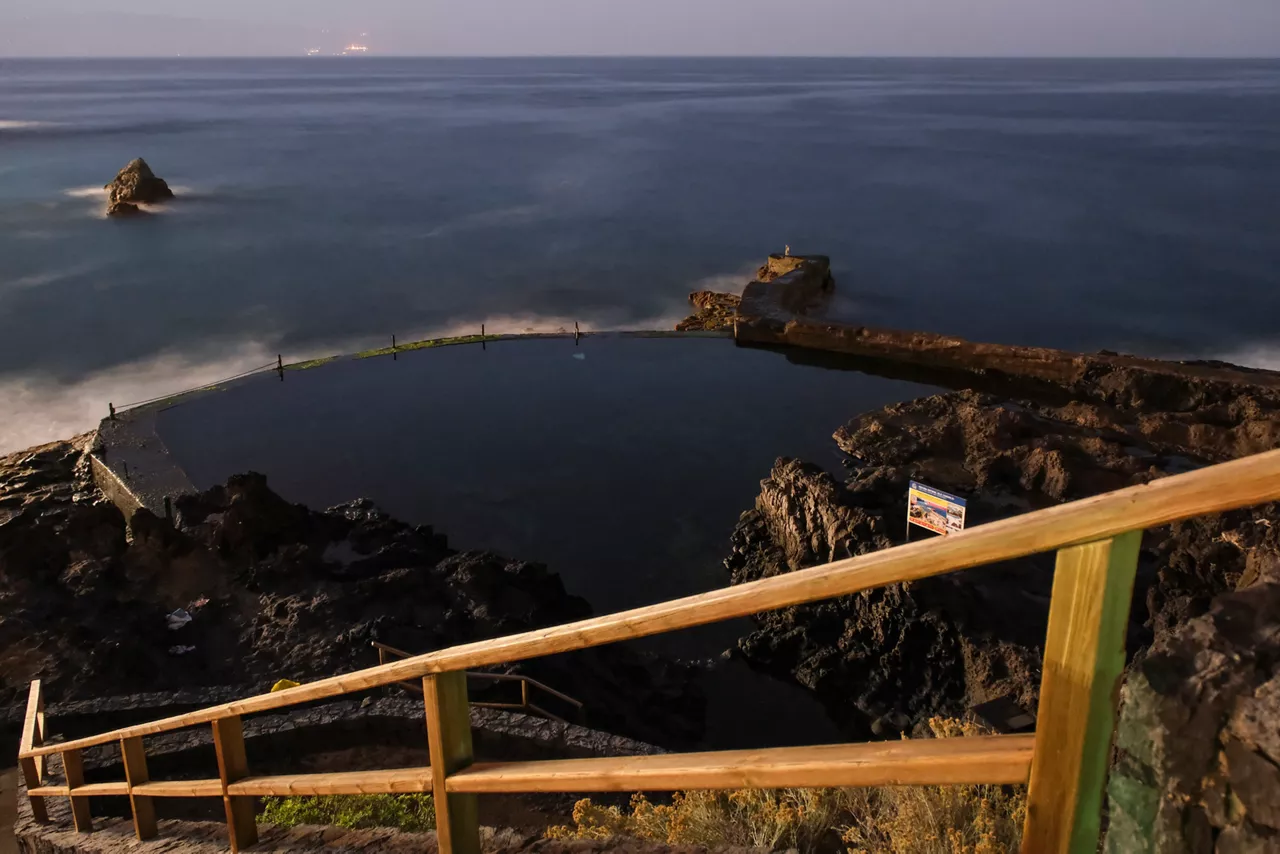 Al menos tres personas han fallecido esta tarde víctimas de un golpe de mar en una piscina natural en la zona de Los Gigantes, en la costa sur de Tenerife, han informado fuentes del Centro Coordinador de Emergencias 112.