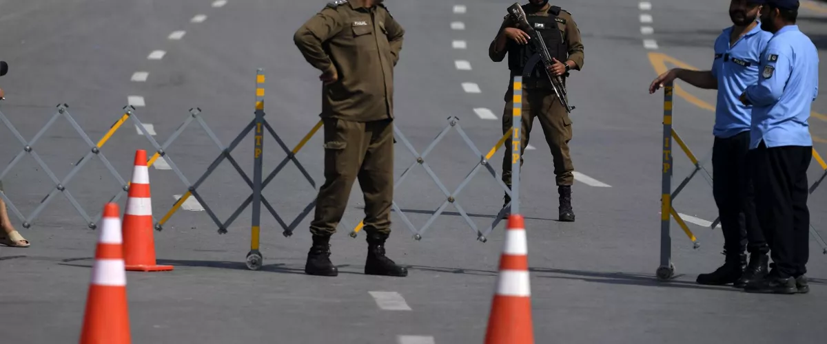 ISLAMABAD (Pakistan), 21/04/2026.- Pakistani security officials stand guard on a road leading to the Red Zone, where most diplomatic missions and government offices are located, including the venue for the expected second round of US-Iran peace talks, in Islamabad, Pakistan, 21 April 2026. As the ceasefire deadline nears, US negotiators are returning to Islamabad for a second round of talks, despite an Iranian Foreign Ministry spokesperson stating that Tehran has no plans to participate. (Teherán) EFE/EPA/SOHAIL SHAHZAD

