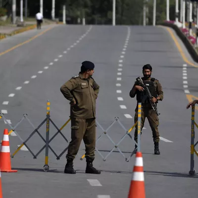 ISLAMABAD (Pakistan), 21/04/2026.- Pakistani security officials stand guard on a road leading to the Red Zone, where most diplomatic missions and government offices are located, including the venue for the expected second round of US-Iran peace talks, in Islamabad, Pakistan, 21 April 2026. As the ceasefire deadline nears, US negotiators are returning to Islamabad for a second round of talks, despite an Iranian Foreign Ministry spokesperson stating that Tehran has no plans to participate. (Teherán) EFE/EPA/SOHAIL SHAHZAD
