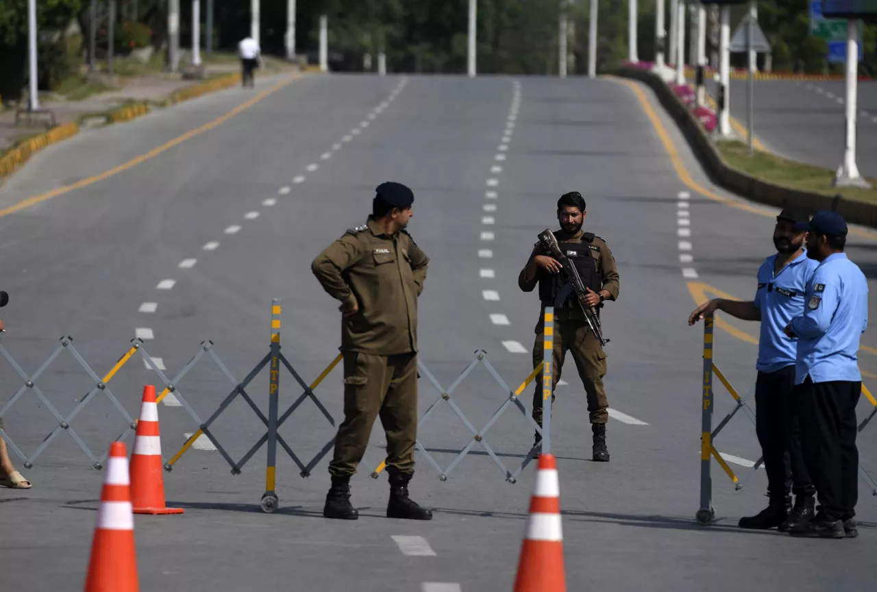 ISLAMABAD (Pakistan), 21/04/2026.- Pakistani security officials stand guard on a road leading to the Red Zone, where most diplomatic missions and government offices are located, including the venue for the expected second round of US-Iran peace talks, in Islamabad, Pakistan, 21 April 2026. As the ceasefire deadline nears, US negotiators are returning to Islamabad for a second round of talks, despite an Iranian Foreign Ministry spokesperson stating that Tehran has no plans to participate. (Teherán) EFE/EPA/SOHAIL SHAHZAD
