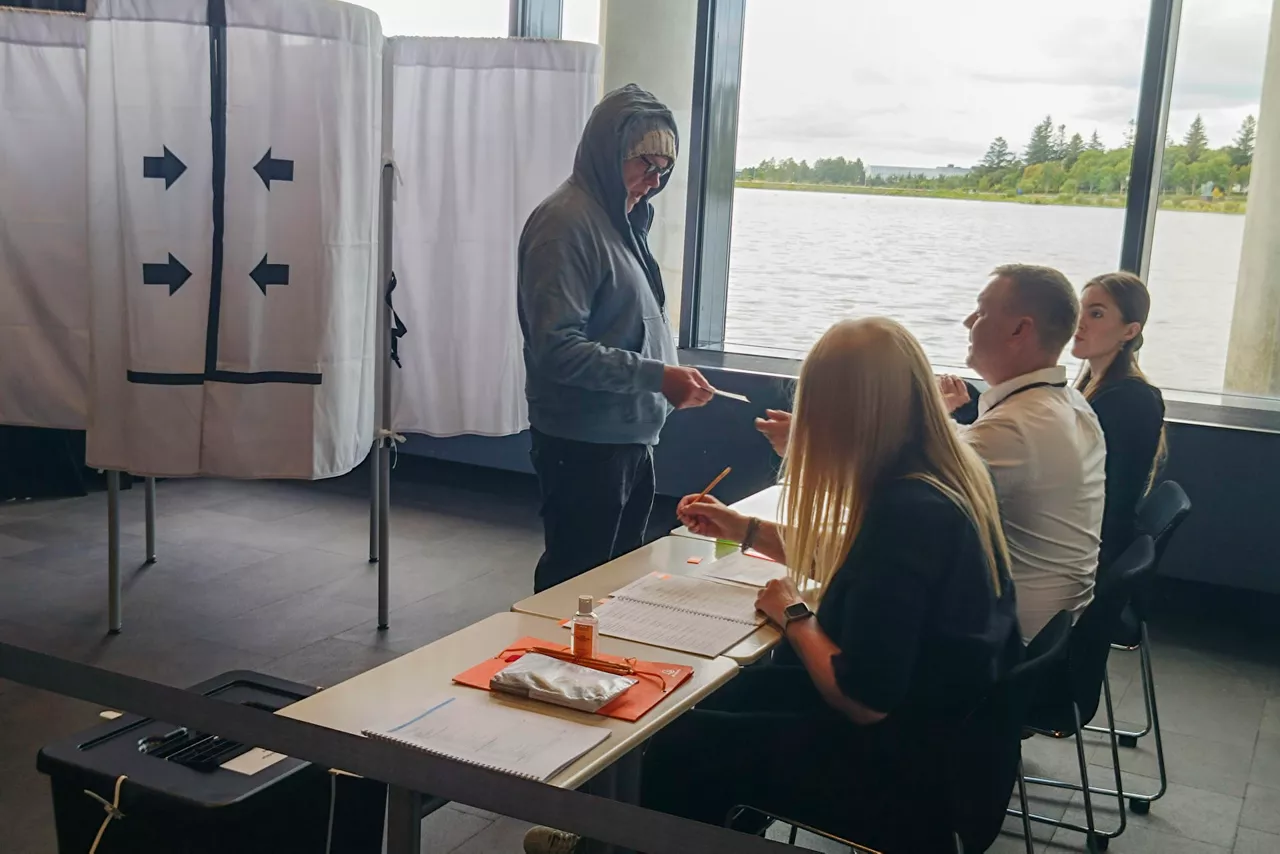 REIKIAVIK, 29/08/2026.- Islandia ya vota este sábado sobre retomar las negociaciones de ingreso a la Unión Europea (UE), interrumpidas en 2013, en una consulta que ha dividido a este país nórdico y con incertidumbre sobre el resultado final. EFE/Anxo Lamela
