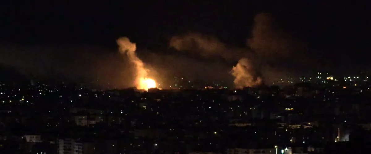 AME9685. BEIRUT (LÍBANO), 01/03/2026.- Captura de video donde se observa un bombardeo este lunes, en Beirut (Líbano). Israel lanzó una intensa oleada de bombardeos contra los suburbios meridionales de Beirut, conocidos como el Dahye, después de que el grupo chií libanés Hizbulá perpetrara un ataque con proyectiles y drones contra el norte del Estado judíoEFE/ Edgar Gutiérrez
