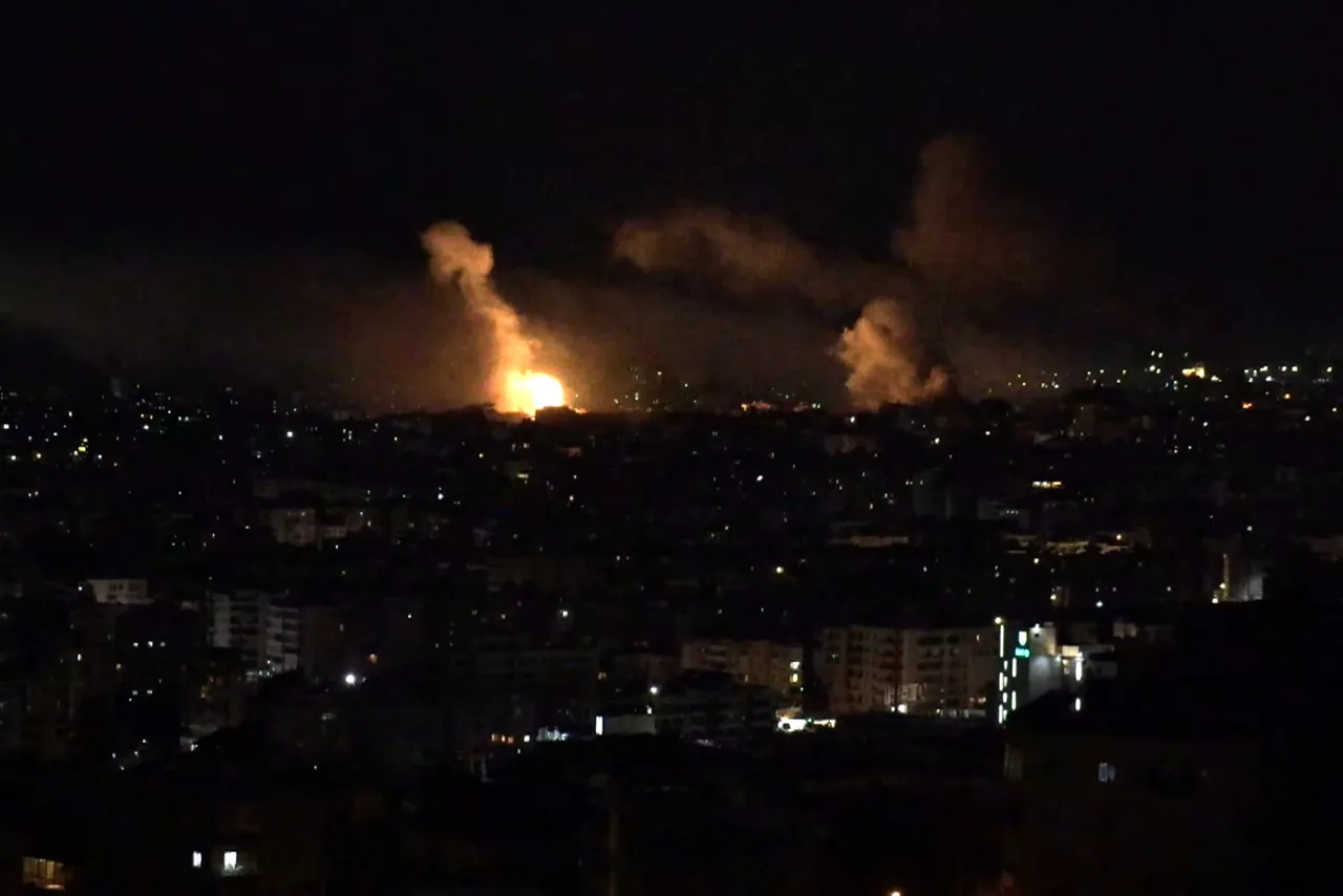 AME9685. BEIRUT (LÍBANO), 01/03/2026.- Captura de video donde se observa un bombardeo este lunes, en Beirut (Líbano). Israel lanzó una intensa oleada de bombardeos contra los suburbios meridionales de Beirut, conocidos como el Dahye, después de que el grupo chií libanés Hizbulá perpetrara un ataque con proyectiles y drones contra el norte del Estado judíoEFE/ Edgar Gutiérrez
