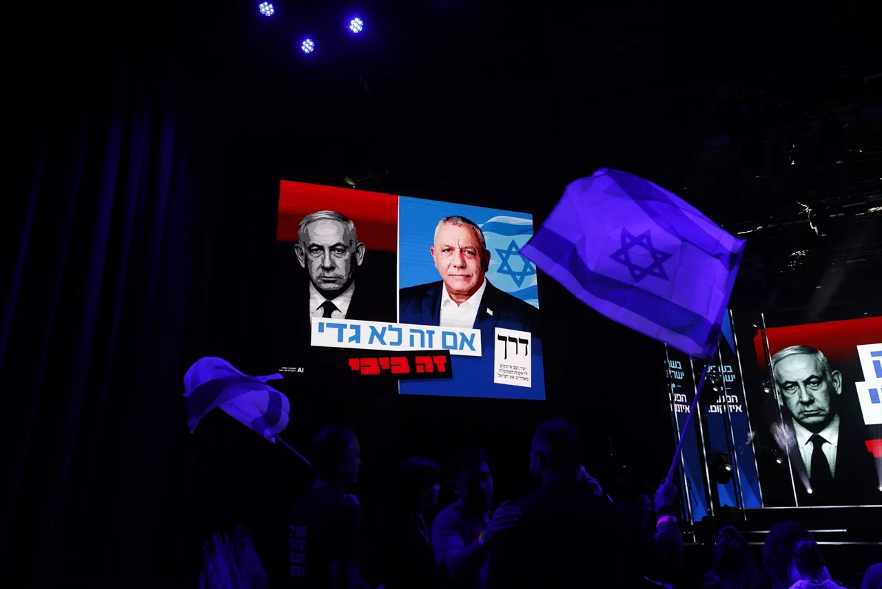 25 October 2026, Israel, Tel Aviv: People wave Israeli flags under a banner featuring Gadi Eisenkot and Israeli Prime Minister Benjamin Netanyahu, during an election campaign event on Dizengoff Street. Israel is holding general legislative elections on October 27, 2026. Photo: Jamal Awad/dpa



25/10/2026 ONLY FOR USE IN SPAIN