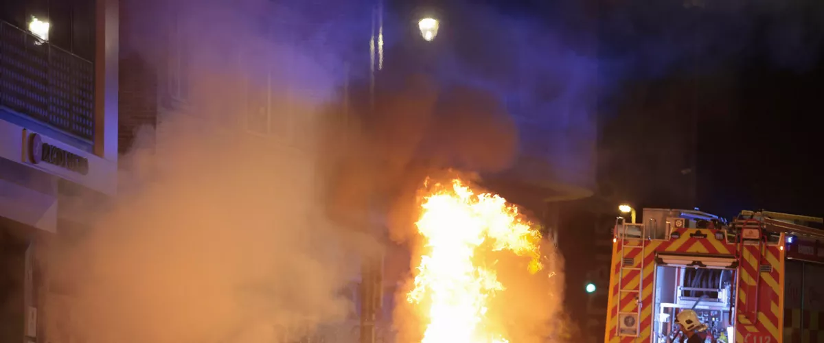 BILBAO, 26/10/2026.- Los bomberos extinguen un fuego durante una manifestación de estudiantes y de colectivos 'antifascistas' este lunes por el centro de Bilbao "contra el fascismo" y en protesta por el acto anunciado por el agitador y activista político Vito Quiles para esta tarde en la ciudad. EFE/Luis Tejido
