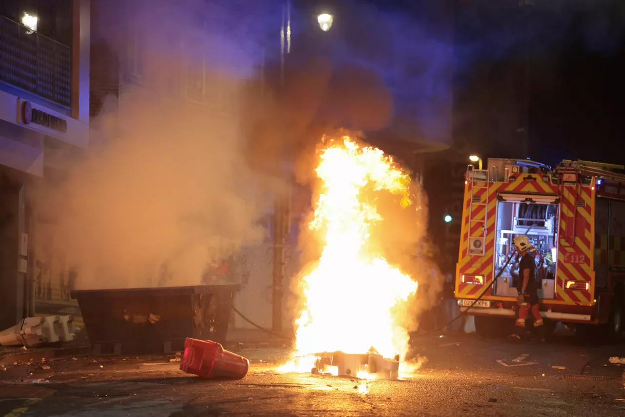 BILBAO, 26/10/2026.- Los bomberos extinguen un fuego durante una manifestación de estudiantes y de colectivos 'antifascistas' este lunes por el centro de Bilbao "contra el fascismo" y en protesta por el acto anunciado por el agitador y activista político Vito Quiles para esta tarde en la ciudad. EFE/Luis Tejido
