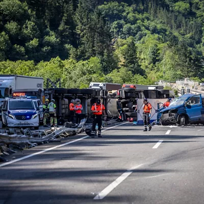 ELGOIBAR (GIPUZKOA), 03/06/2026.- Los cinco ocupantes de una furgoneta han fallecido este miércoles en un accidente en la autopista AP-8, en Elgoibar (Gipuzkoa), tras colisionar su vehículo contra un camión cisterna, ha informado el Departamento vasco de Seguridad. El accidente se ha producido sobre las 9.15 horas por causas que se desconocen. El conductor del camión ha resultado herido y ha sido trasladado a un centro hospitalario. EFE/Javier Etxezarreta

