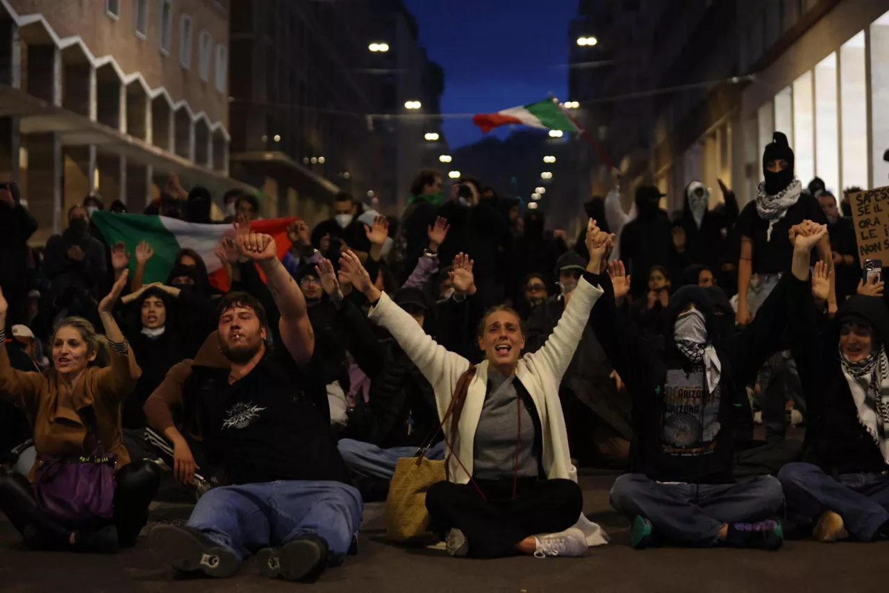 BOLOGNA (Italy), 24/10/2026.- Protesters take part in a demonstration by the October 17 Movement against the rising cost of living in Bologna, Italy, 24 October 2026. (Protestas, Italia) EFE/EPA/MAX CAVALLARI
