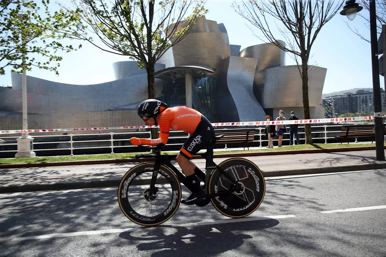 Mikel Bizkarra Euskaltel Euskadiko txirrinularia, 2021eko Itzulian, Bilbon.