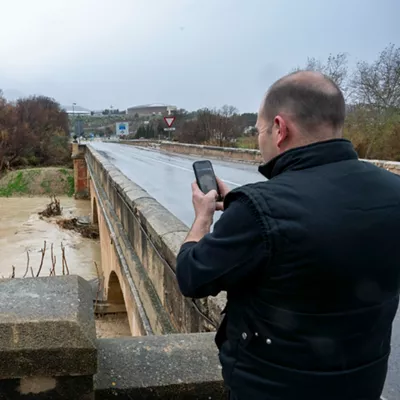 JAÉN, 04/02/2026.- Un hombre observa la crecida del río Jaén, a su paso por el puente Jontoya de Jaén. Unos 600 vecinos han sido desalojados de manera preventiva en la zona de Los Puentes de Jaén ante el riesgo de inundaciones por la crecida de ríos tras el paso de la borrasca Leonardo, según han confirmado este miércoles fuentes del servicio de Emergencias 112 Andalucía. EFE/ Jose Manuel Pedrosa
