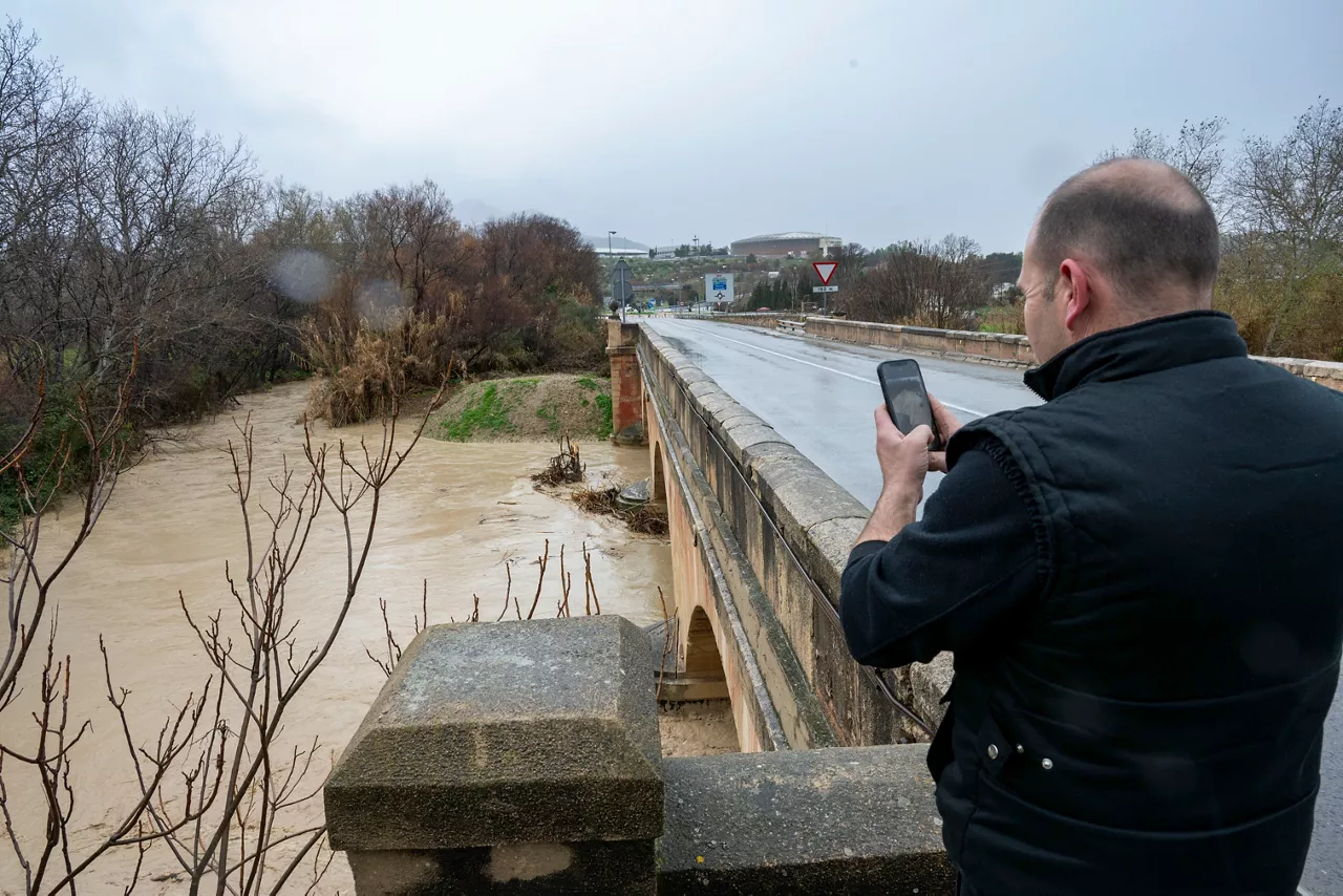 JAÉN, 04/02/2026.- Un hombre observa la crecida del río Jaén, a su paso por el puente Jontoya de Jaén. Unos 600 vecinos han sido desalojados de manera preventiva en la zona de Los Puentes de Jaén ante el riesgo de inundaciones por la crecida de ríos tras el paso de la borrasca Leonardo, según han confirmado este miércoles fuentes del servicio de Emergencias 112 Andalucía. EFE/ Jose Manuel Pedrosa
