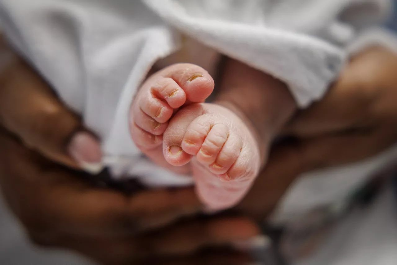 GRAFCAV8215. PAMPLONA, 01/01/2026.- Una niña que se llamará Salomé, en honor a su abuela en Guinea Ecuatorial, ha sido la primera persona que ha nacido en 2026 en los hospitales del Servicio Navarro de Salud-Osasunbidea (SNS-O). El nacimiento se ha producido a las 02:23 horas en el Área Materno Infantil del Hospital Universitario de Navarra, en Pamplona. Tanto la niña como la madre se encuentran en buen estado tras el parto, señalan desde el Gobierno foral, para explicar que Salomé es hija de Jesús Bindang e Isabel Nchama Ncogo. EFE/ Villar López
