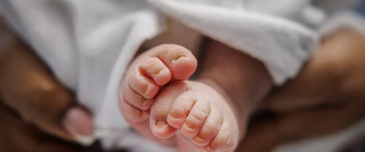 GRAFCAV8215. PAMPLONA, 01/01/2026.- Una niña que se llamará Salomé, en honor a su abuela en Guinea Ecuatorial, ha sido la primera persona que ha nacido en 2026 en los hospitales del Servicio Navarro de Salud-Osasunbidea (SNS-O). El nacimiento se ha producido a las 02:23 horas en el Área Materno Infantil del Hospital Universitario de Navarra, en Pamplona. Tanto la niña como la madre se encuentran en buen estado tras el parto, señalan desde el Gobierno foral, para explicar que Salomé es hija de Jesús Bindang e Isabel Nchama Ncogo. EFE/ Villar López
