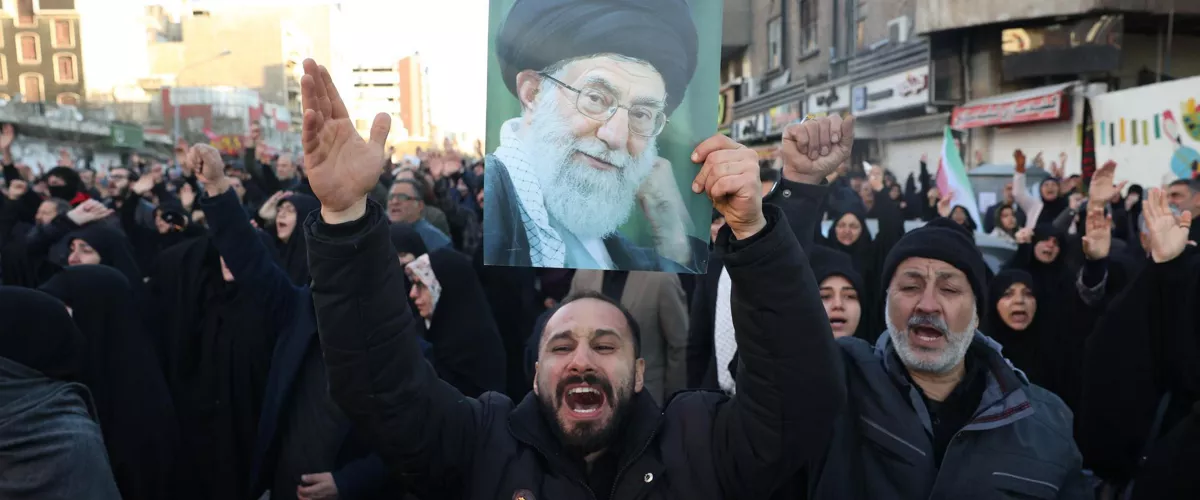 TEHRAN (Iran (Islamic Republic Of)), 01/03/2026.- Mourners react following the death of Iranian Supreme Leader Ayatollah Ali Khamenei; at Enqelab Square in Tehran, Iran, 01 March 2026. According to a statement from Iranian state media issued on 01 March 2026, Khamenei was killed in an airstrike during a joint United States (US) and Israeli military campaign that began on 28 February 2026. (Estados Unidos, Teherán) EFE/EPA/ABEDIN TAHERKENAREH
